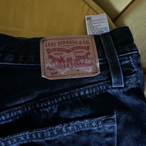 Levi's 501 Women's Black Denim Shorts size 27 - Picture 2 of 4